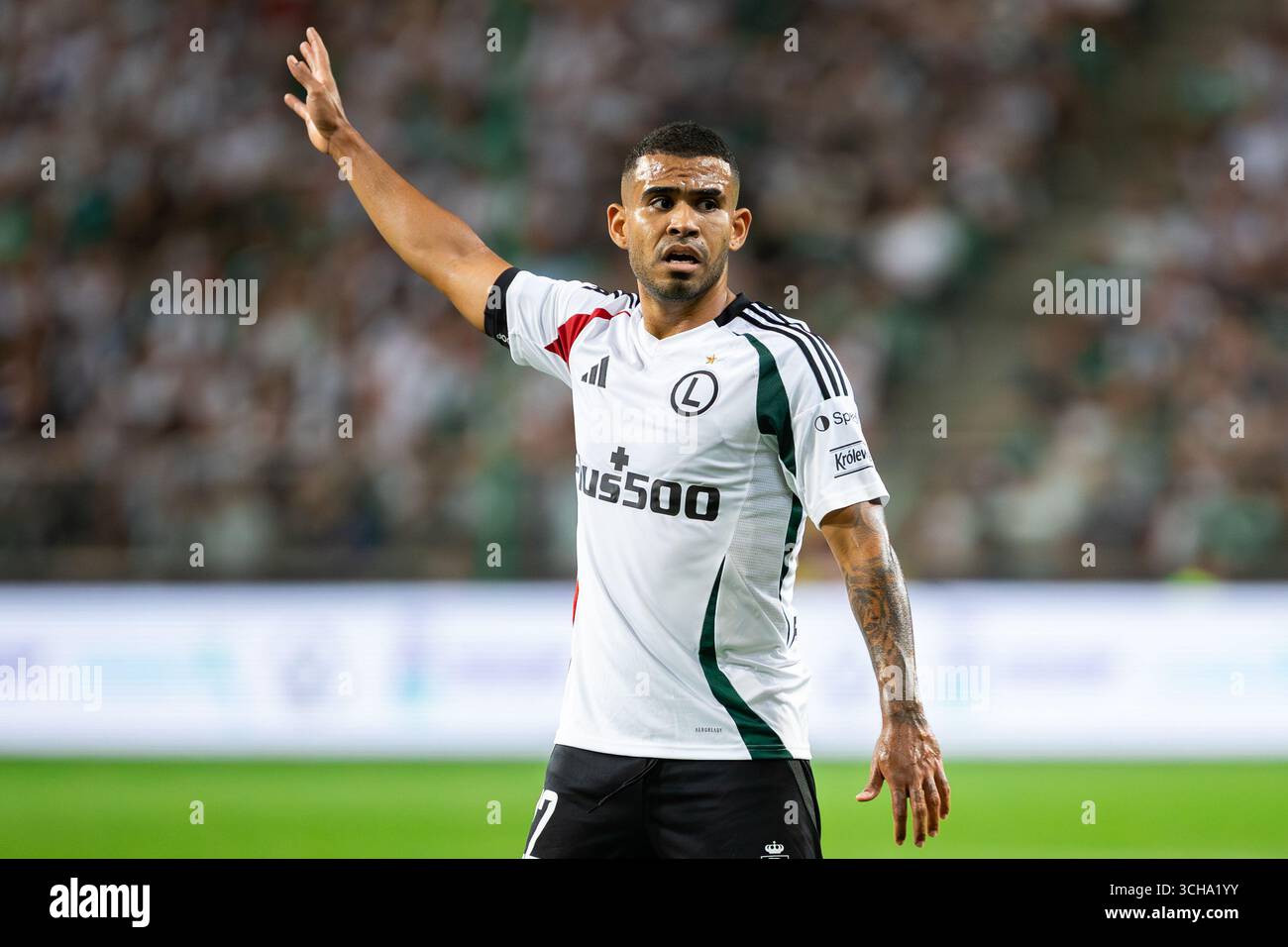 Juergen Elitim di Legia gesta durante la partita di qualificazione ai play-off della UEFA Conference League tra Legia Warszawa e Hibernian FC al Marshal Foto Stock