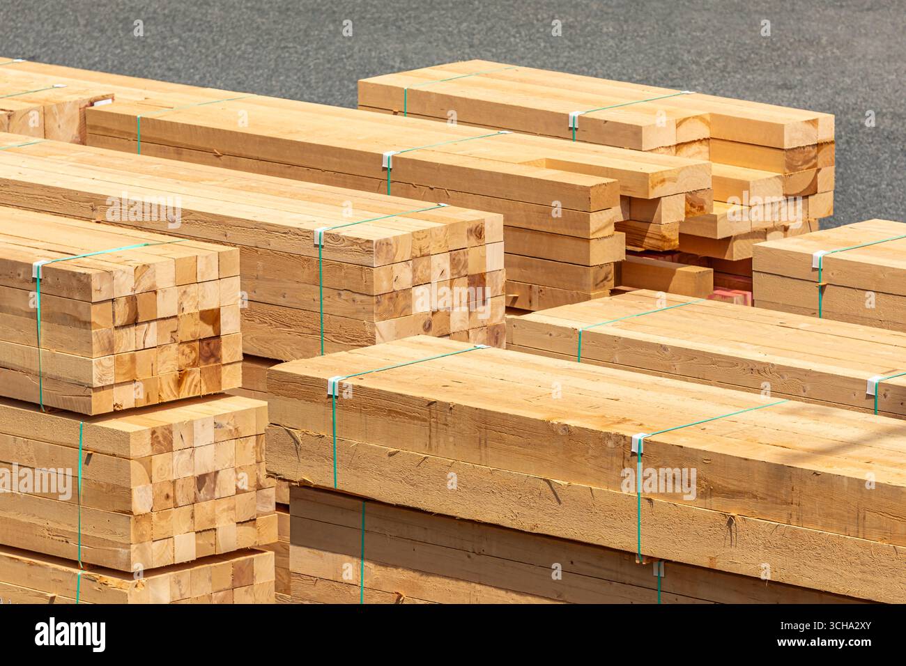 Blocchi di legno lavorati impilati. Tavole di legno, legname, legno industriale, legno. Prodotti in legno di pino. Scorte in magazzino Foto Stock