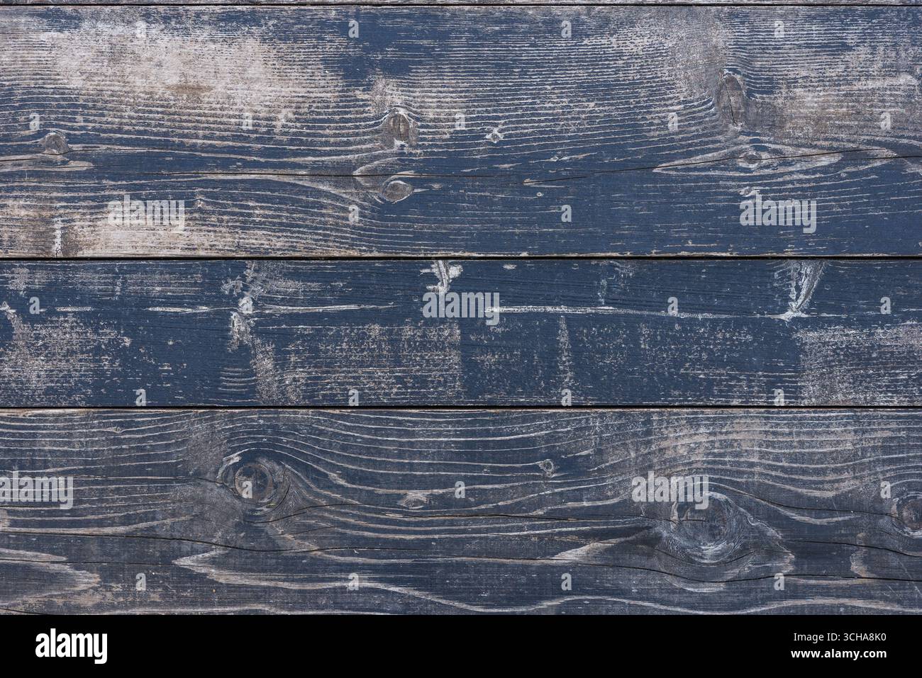 Tavole orizzontali di legno scuro con texture angosciata e superficie intemprata, sfondo rustico ideale per design creativo, look retrò e sensazione naturale Foto Stock