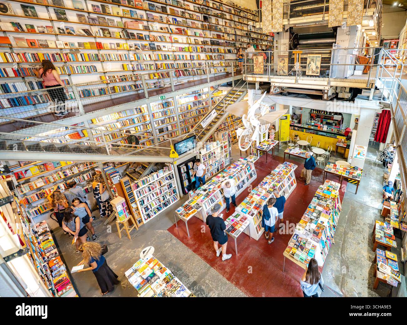 Libreria Ler Devagar nella LX Factory di Lisbona, un'ex fabbrica di stampa di giornali, ora punto di riferimento culturale, con libri, dischi in vinile, macchinari storici. Foto Stock