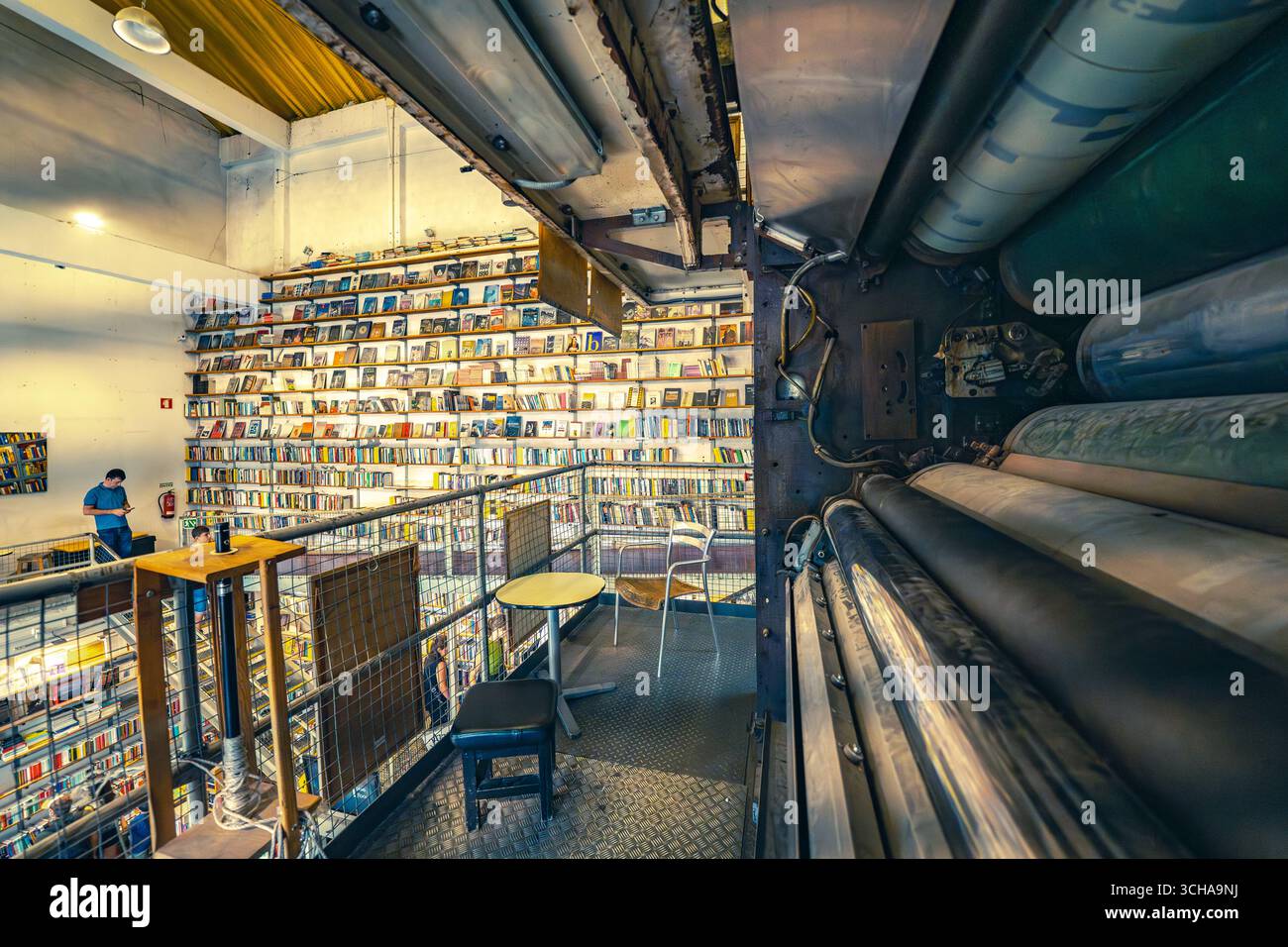 Libreria Ler Devagar nella LX Factory di Lisbona, un'ex fabbrica di stampa di giornali, ora punto di riferimento culturale, con libri, dischi in vinile, macchinari storici. Foto Stock