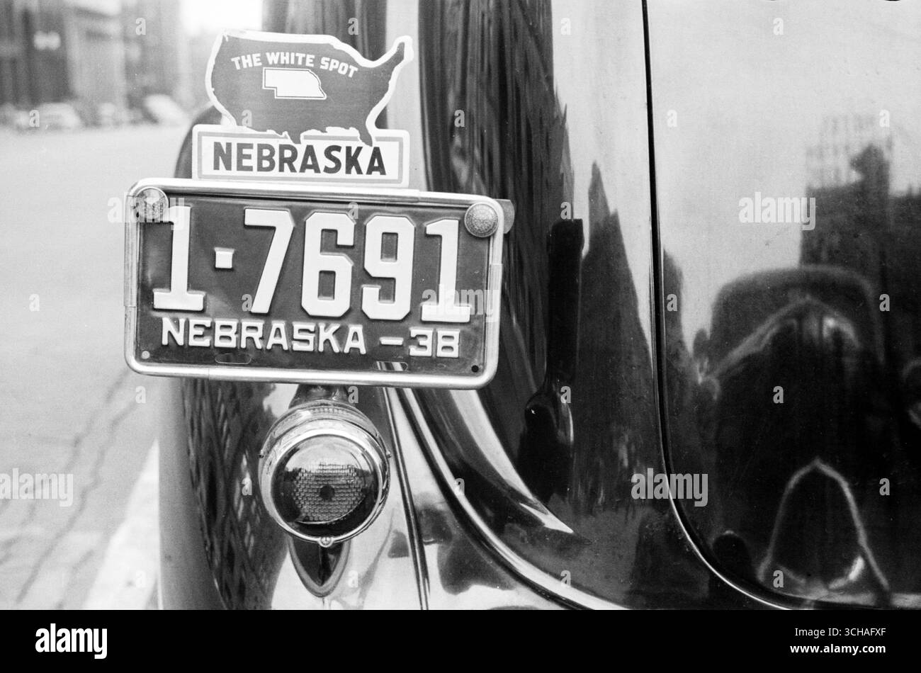 Targa - vettura appartenente a un appassionato di "White spot" - "Nebraska il punto bianco della nazione, nessuna tassa di lusso, nessun debito obbligato, autostrade pagate, ecc.. Foto di John Vachon 1938 Foto Stock