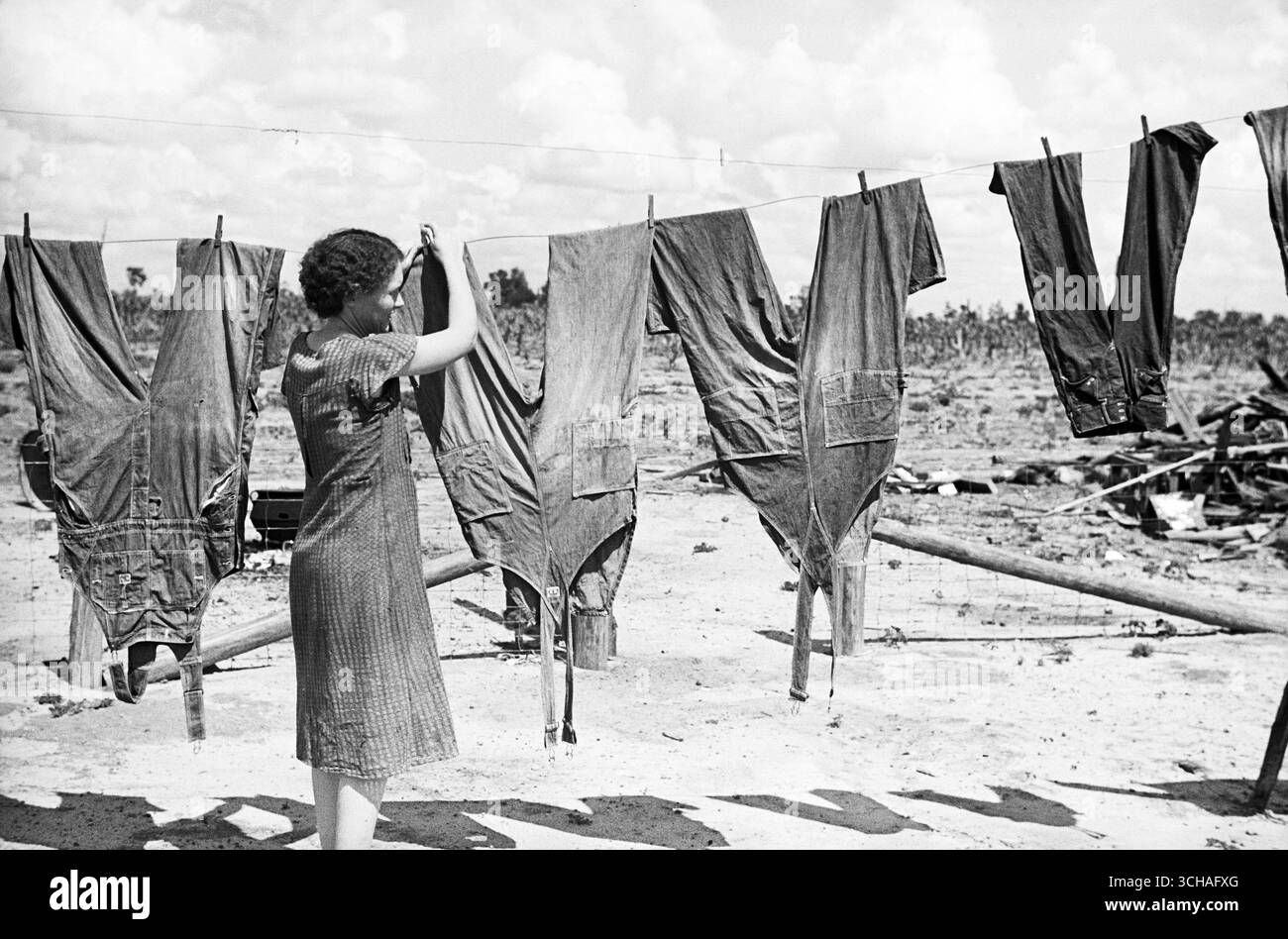 La signora Foster appende la tuta di suo marito, Irwinville Farms, Georgia. Foto di John Vachon 1938 Foto Stock