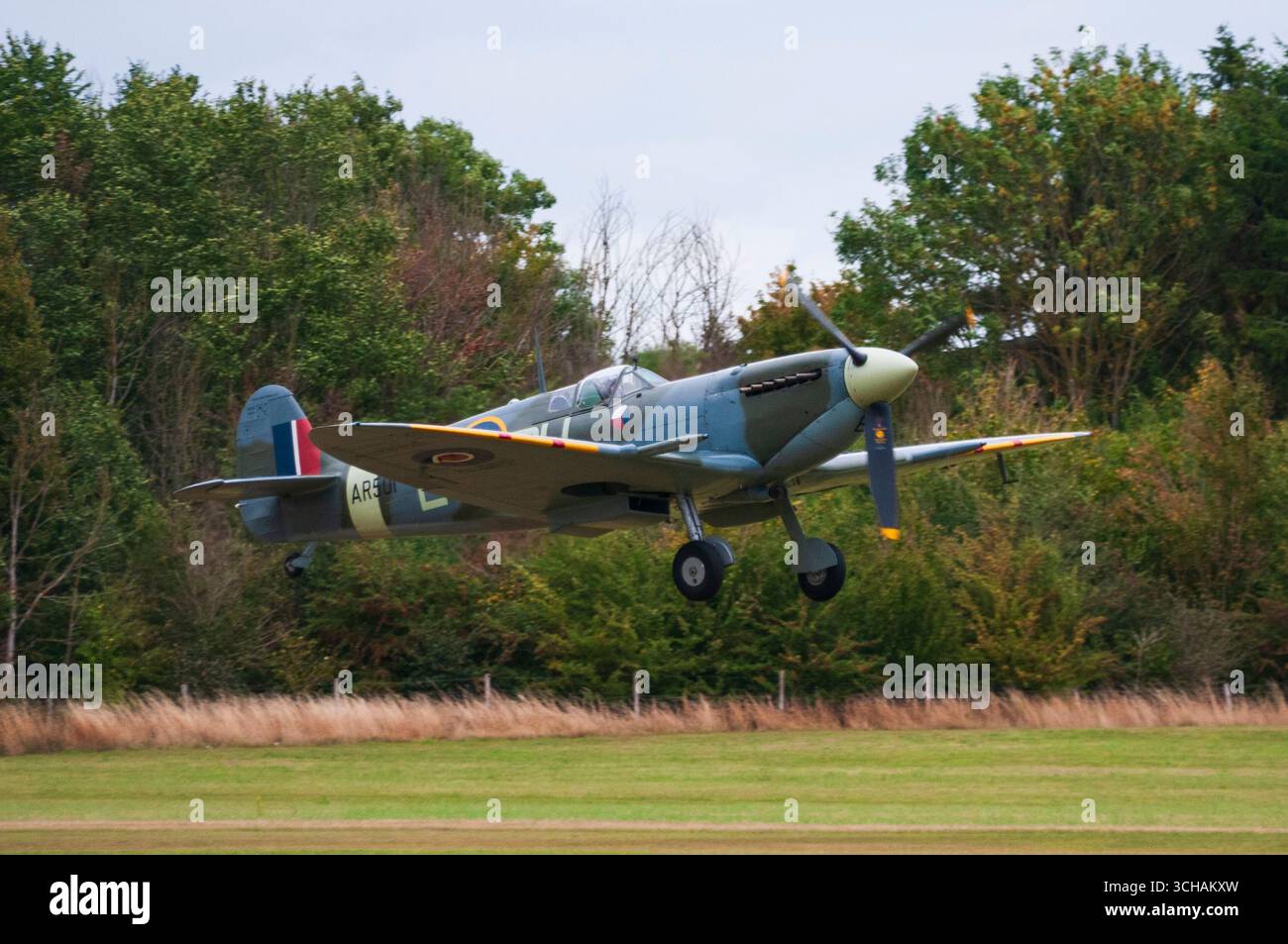 OLD WARDEN, BEDFORDSHIRE, INGHILTERRA, Regno Unito - 30 agosto 2025 - Un Supermarine Spitfire IX B decolla al Best of British Air Show presso lo Shuttleworth col Foto Stock