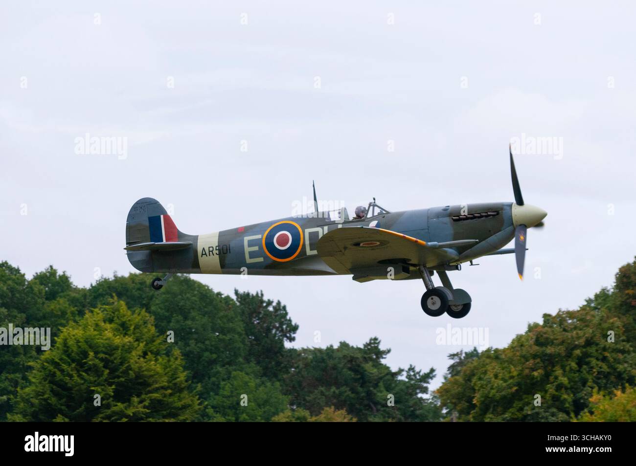 OLD WARDEN, BEDFORDSHIRE, INGHILTERRA, Regno Unito - 30 agosto 2025 - Un Supermarine Spitfire IX B decolla al Best of British Air Show presso lo Shuttleworth col Foto Stock