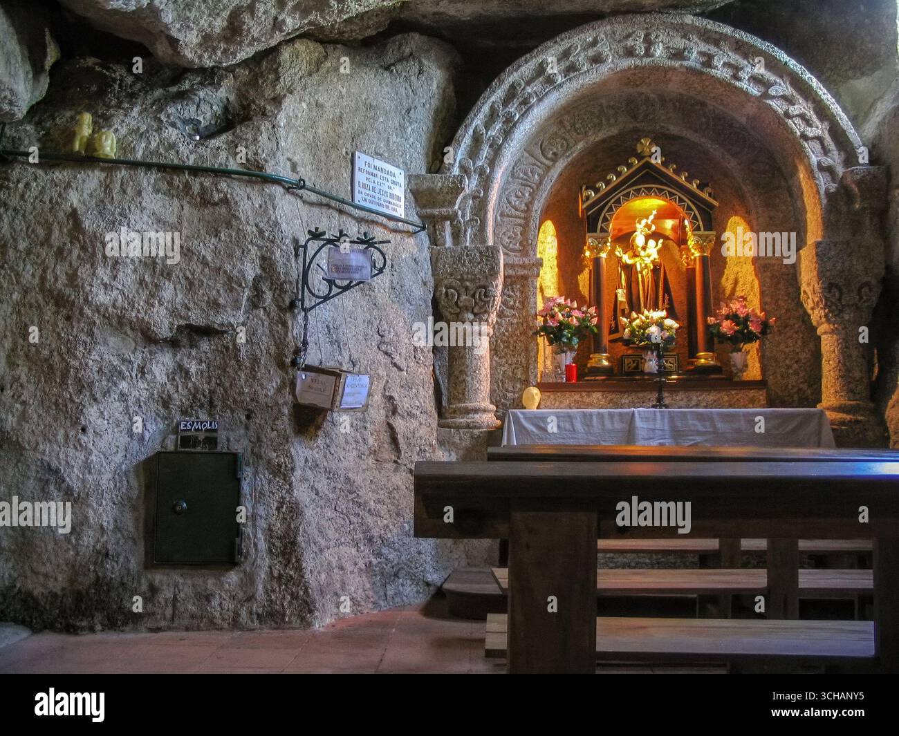 Guimaraes, Portogallo. Nostra Signora della Grotta di Lourdes, nota anche come Gruta da Senhora de Lourdes, con una statua su un altare e delle panche. Il santuario cattolico del XIX secolo ha costruito io Foto Stock