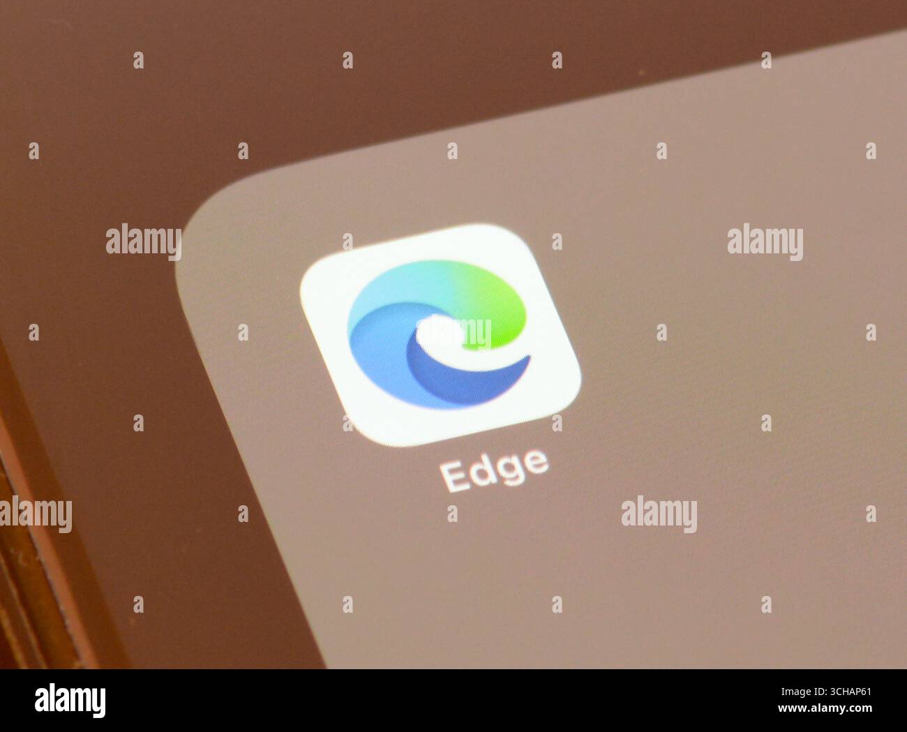 Applicazione browser Internet Microsoft Edge sullo schermo di uno smartphone Foto Stock