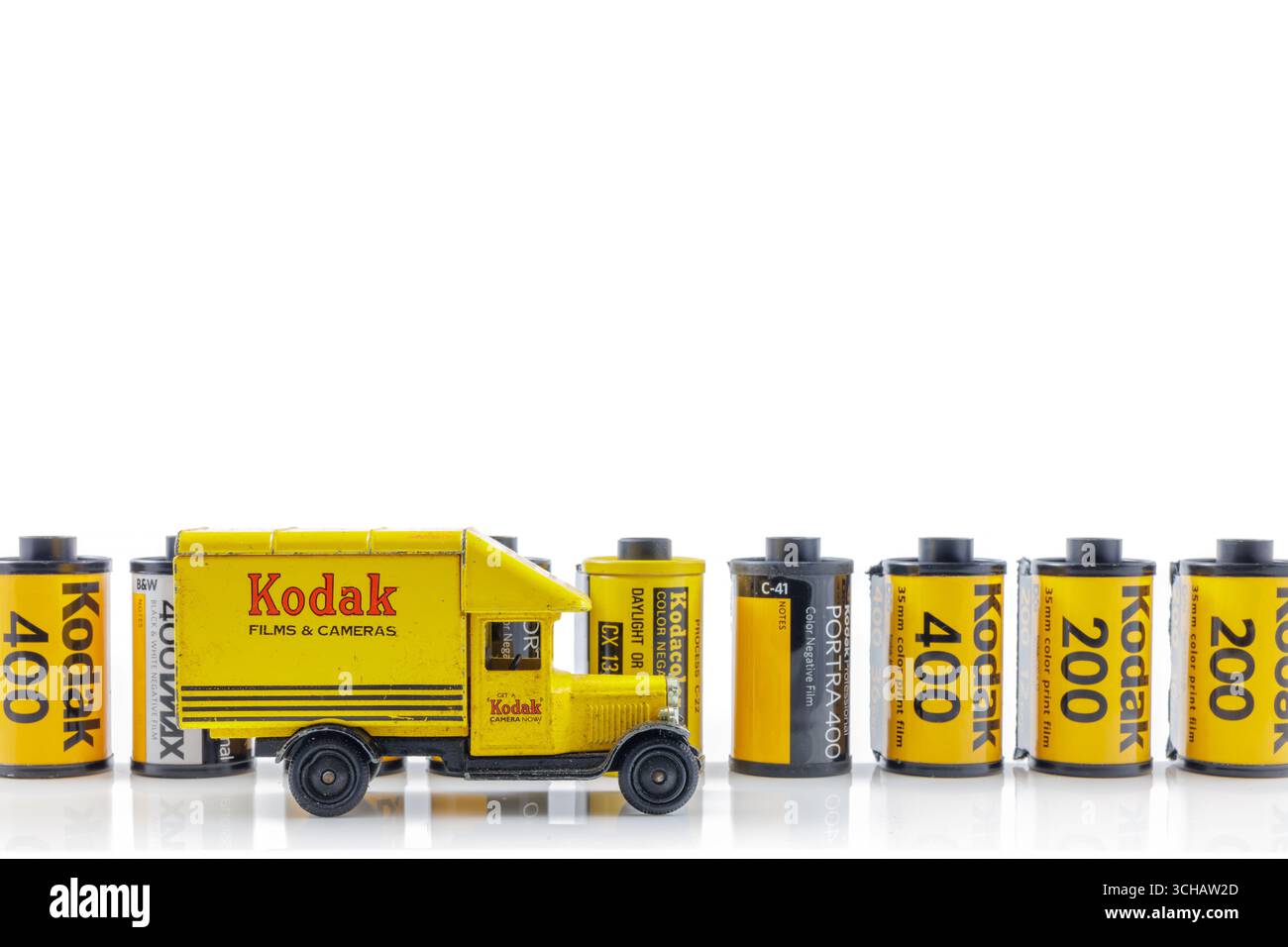 Dieren, Paesi Bassi - 27 ottobre 2023: Camion giocattolo e cartucce di film antichi Kodak davanti a uno sfondo bianco a Dieren, Paesi Bassi Foto Stock