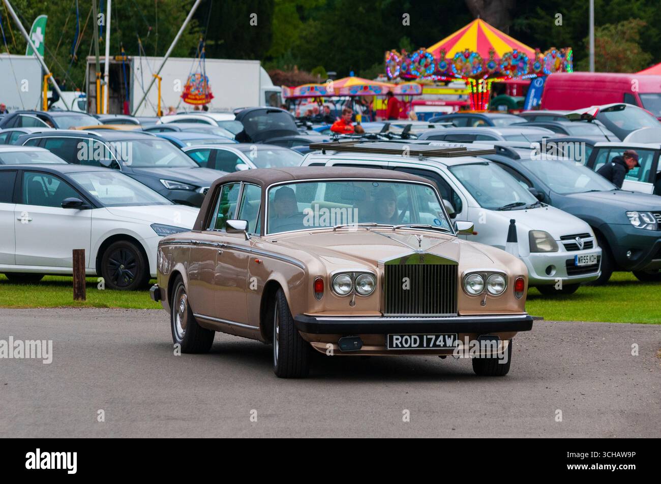 Una Rolls Royce Silver Shadow II del 1977 parte dal Best of British Air Show del 2025 e dalla sfilata di auto presso la Shuttleworth Collection presso Old Warden a Bedf Foto Stock
