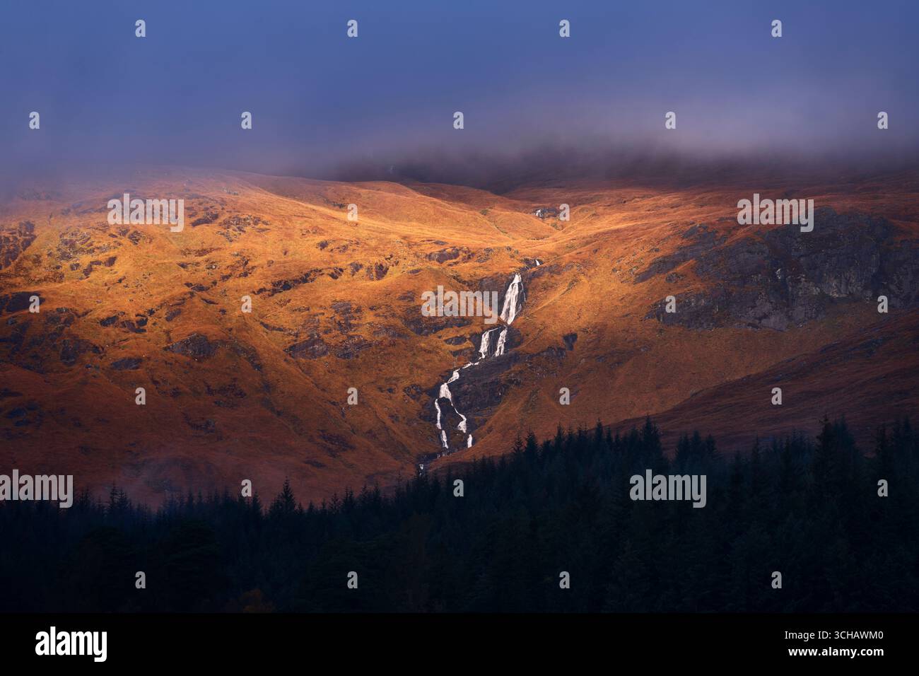 Cascate d'acqua da una foschia protetta Stob Ghabhar attraverso Allt Toaig, vista da Loch Tulla nelle Highlands scozzesi. Foto Stock