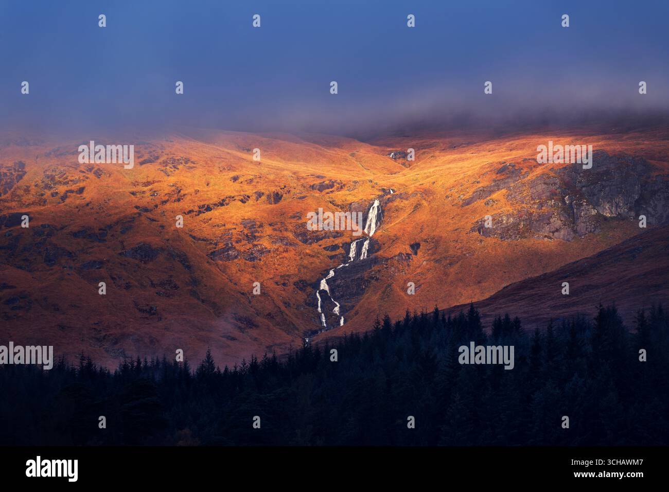 Cascate d'acqua da una foschia protetta Stob Ghabhar attraverso Allt Toaig, vista da Loch Tulla nelle Highlands scozzesi. Foto Stock