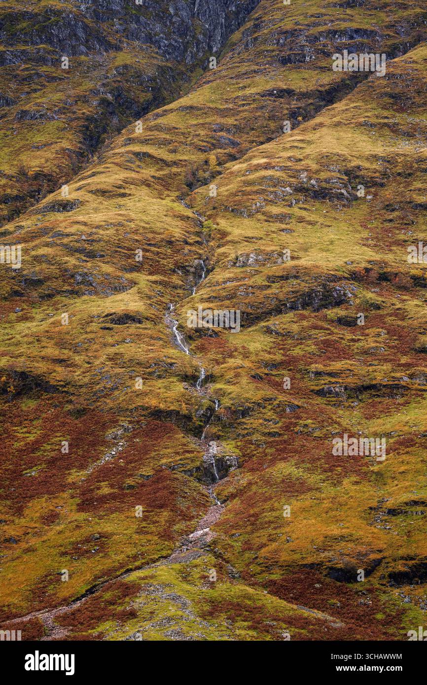 Cascata Vernal sulla collina ricoperta di salamoie vicino a Glencoe durante l'autunno nelle Highlands scozzesi Foto Stock