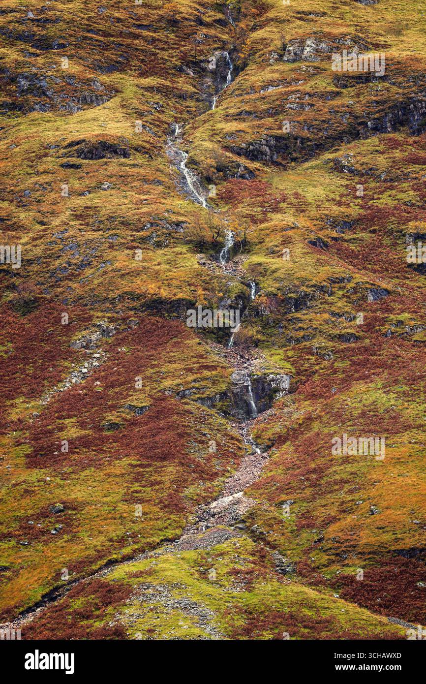Cascata Vernal sulla collina ricoperta di salamoie vicino a Glencoe durante l'autunno nelle Highlands scozzesi Foto Stock