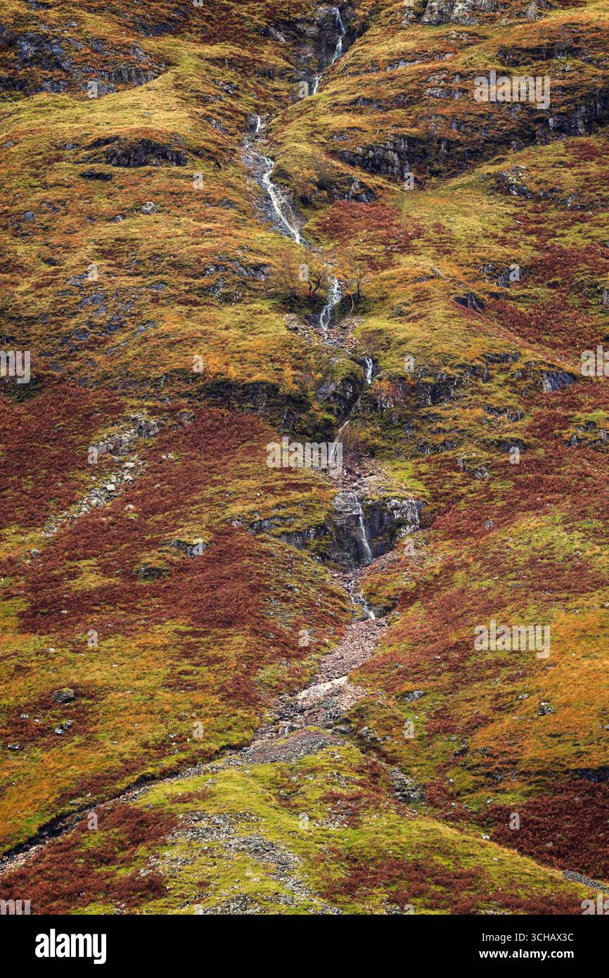 Cascata Vernal sulla collina ricoperta di salamoie vicino a Glencoe durante l'autunno nelle Highlands scozzesi Foto Stock