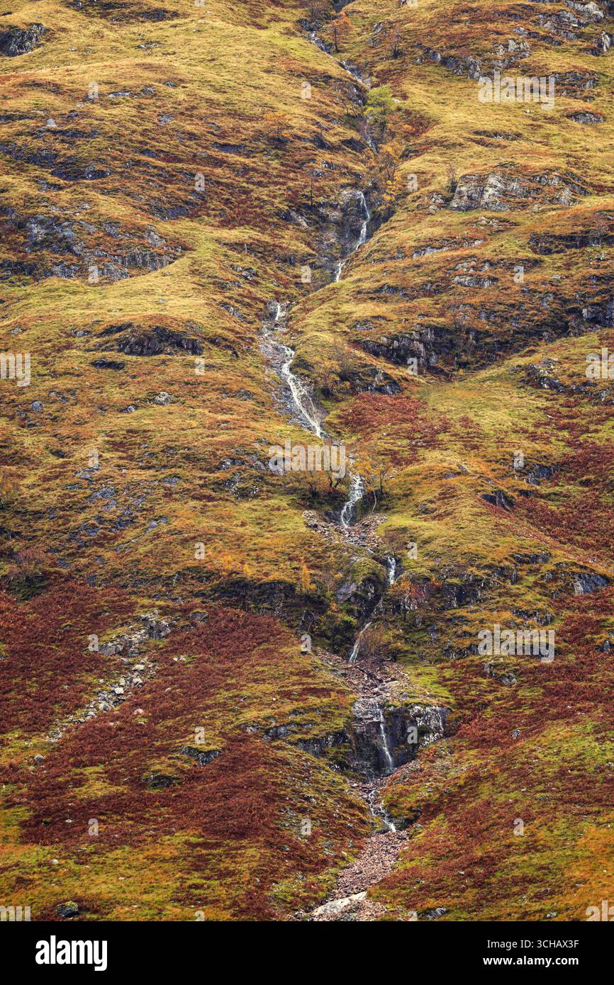 Cascata Vernal sulla collina ricoperta di salamoie vicino a Glencoe durante l'autunno nelle Highlands scozzesi Foto Stock