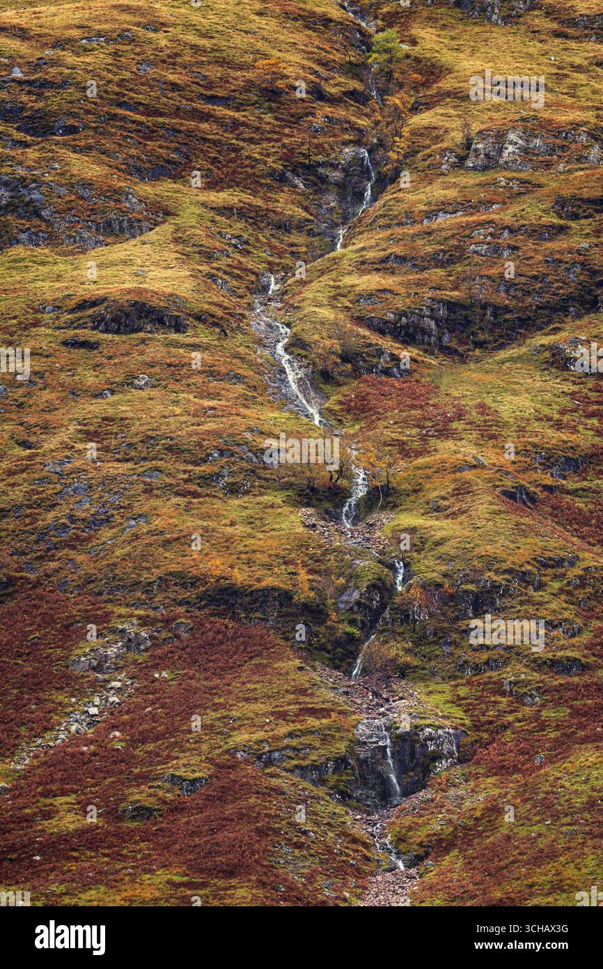 Cascata Vernal sulla collina ricoperta di salamoie vicino a Glencoe durante l'autunno nelle Highlands scozzesi Foto Stock