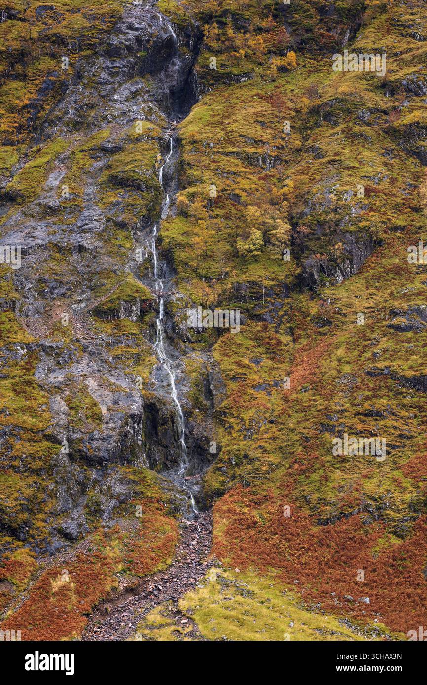 Cascata Vernal sulla collina ricoperta di salamoie vicino a Glencoe durante l'autunno nelle Highlands scozzesi Foto Stock