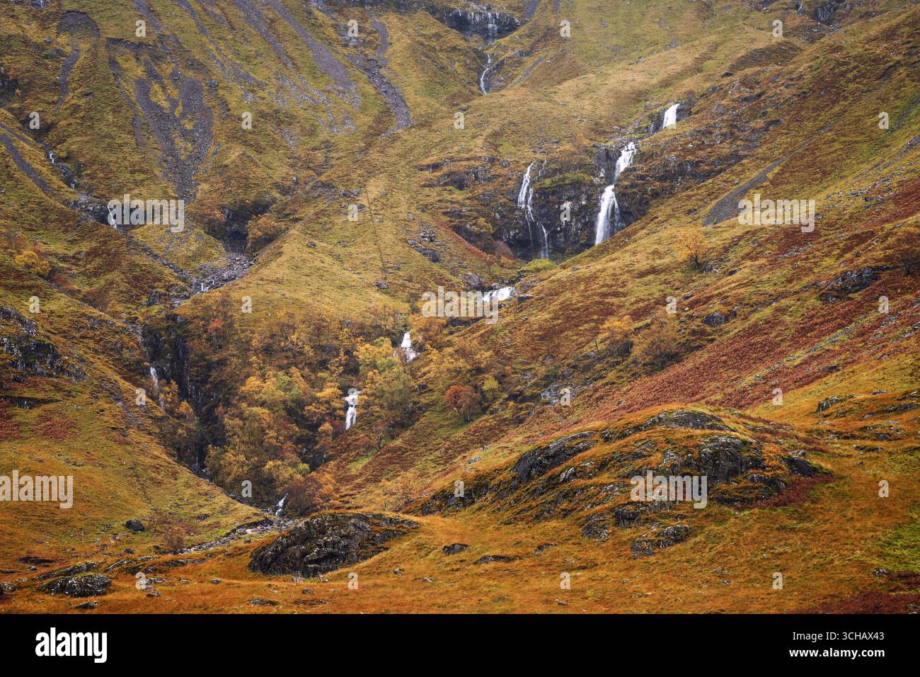Cascata Vernal sulla collina ricoperta di salamoie vicino a Glencoe durante l'autunno nelle Highlands scozzesi Foto Stock