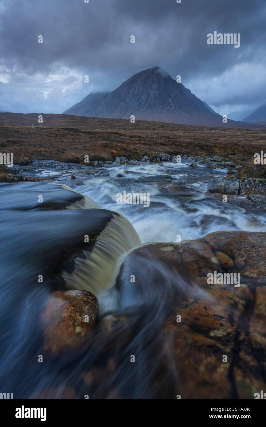 Cielo, acqua e montagne spettacolari su Rannoch Moor vicino a Glencoe, nelle Highlands scozzesi Foto Stock