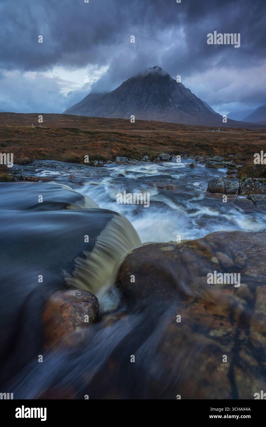 Cielo, acqua e montagne spettacolari su Rannoch Moor vicino a Glencoe, nelle Highlands scozzesi Foto Stock