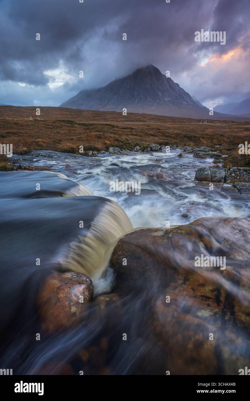 Cielo, acqua e montagne spettacolari su Rannoch Moor vicino a Glencoe, nelle Highlands scozzesi Foto Stock