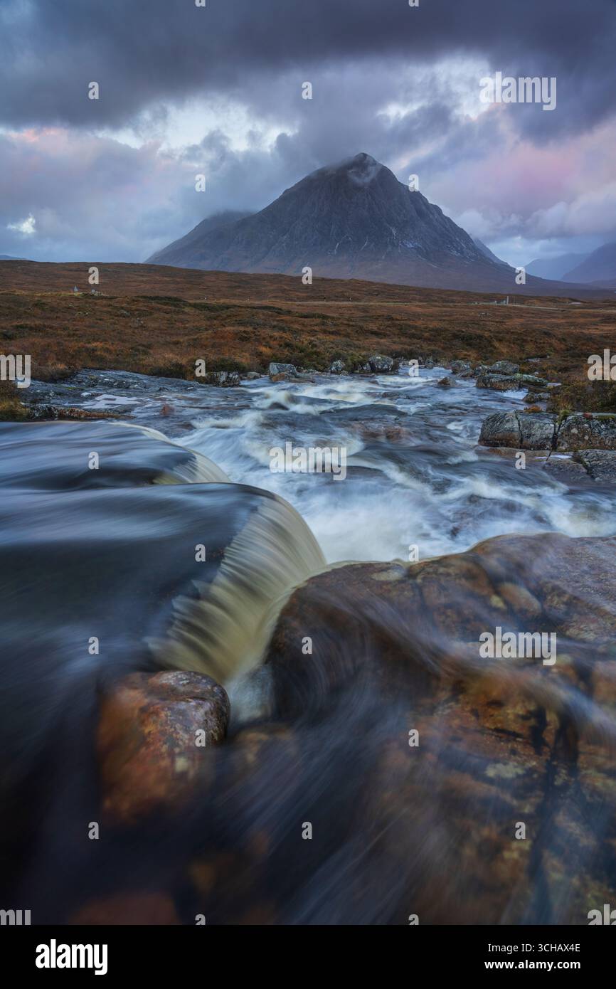 Cielo, acqua e montagne spettacolari su Rannoch Moor vicino a Glencoe, nelle Highlands scozzesi Foto Stock