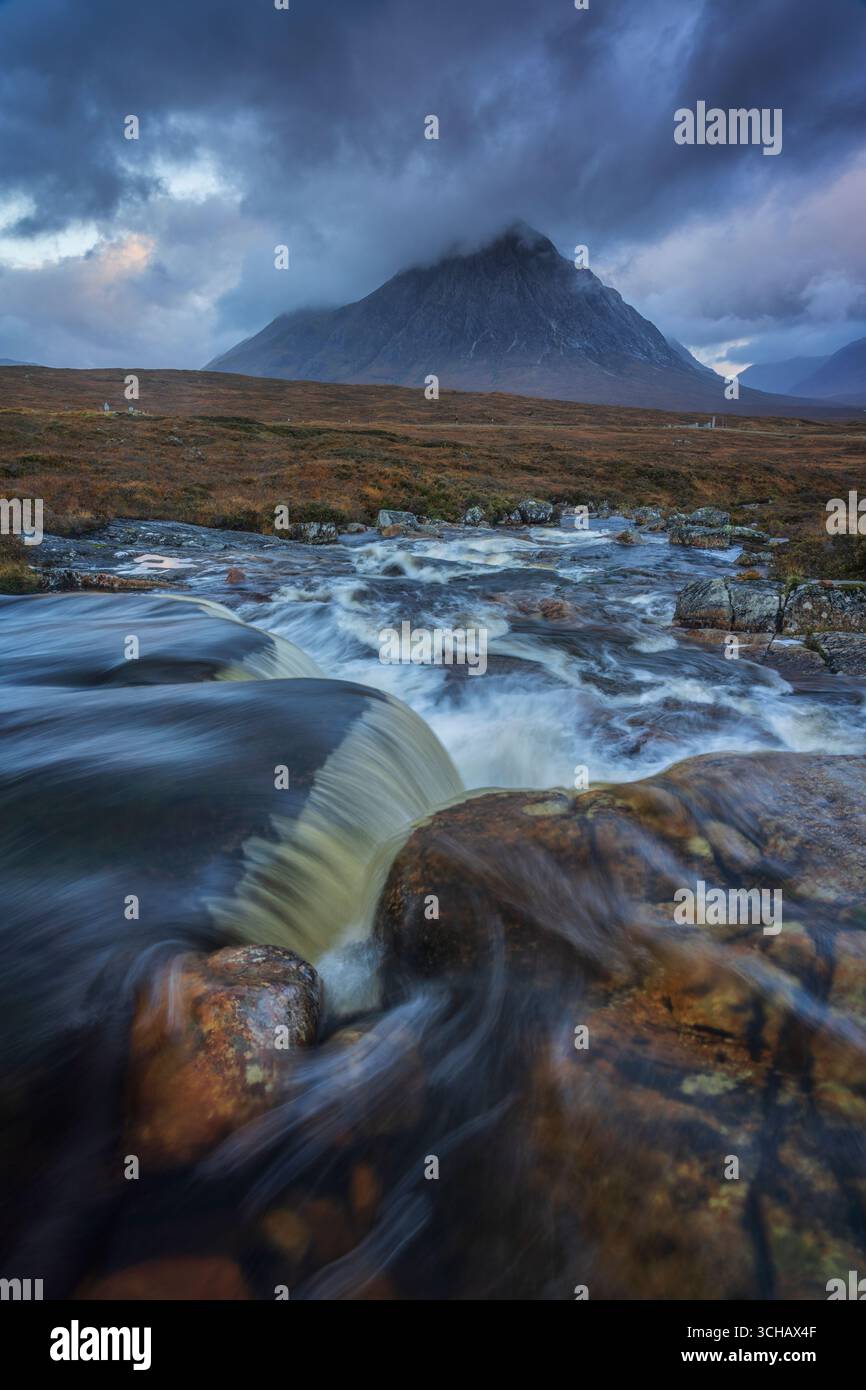 Cielo, acqua e montagne spettacolari su Rannoch Moor vicino a Glencoe, nelle Highlands scozzesi Foto Stock