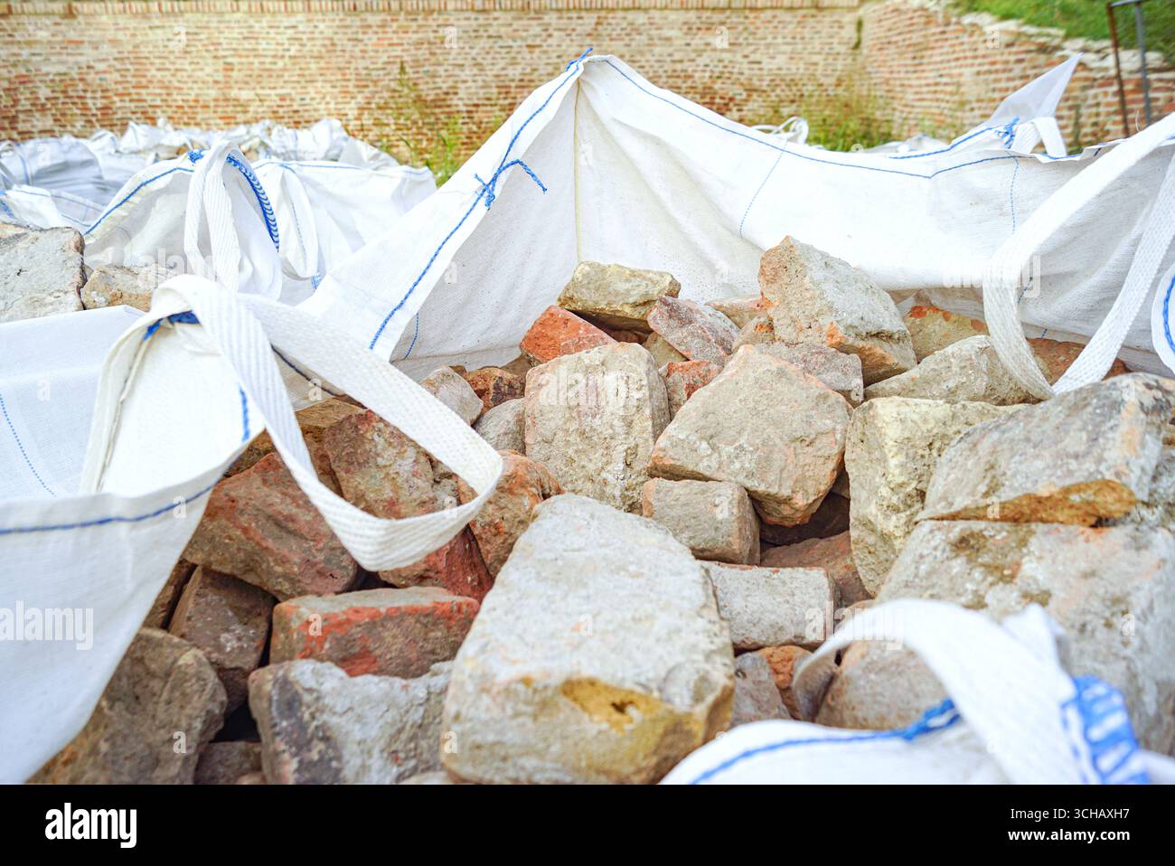 Materiali in mattoni della fortezza per progetti in muratura e artigianato tradizionale. La costruzione artigianale fornisce un autentico carattere storico Foto Stock