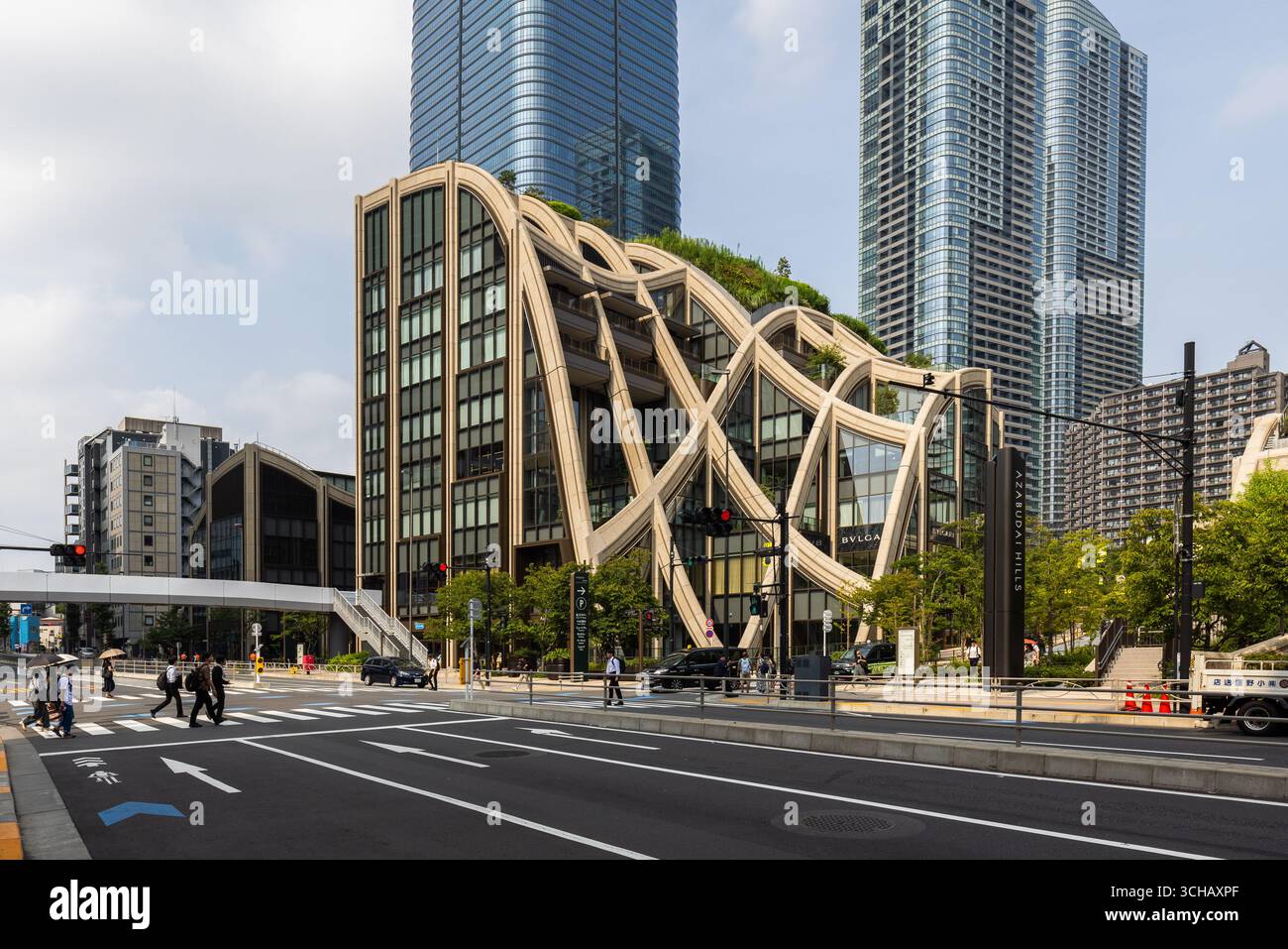 Azabudai Hills Tokyo, progettato da Thomas Heatherwick, fonde natura, architettura e vita urbana in una città visionaria Foto Stock