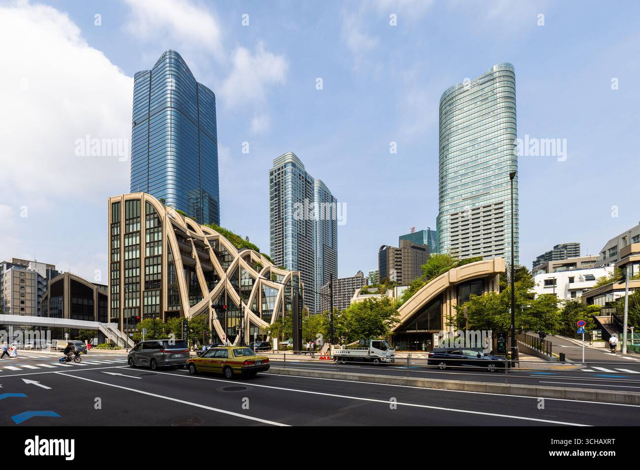 Azabudai Hills Tokyo, progettato da Thomas Heatherwick, fonde natura, architettura e vita urbana in una città visionaria Foto Stock