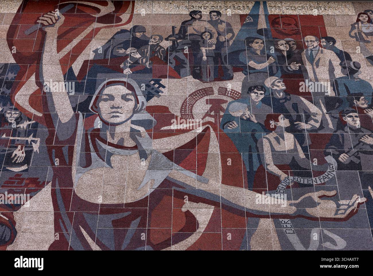 Murales di propaganda comunista sul Palazzo della Cultura nella città vecchia di Dresda. Sassonia, Germania Foto Stock