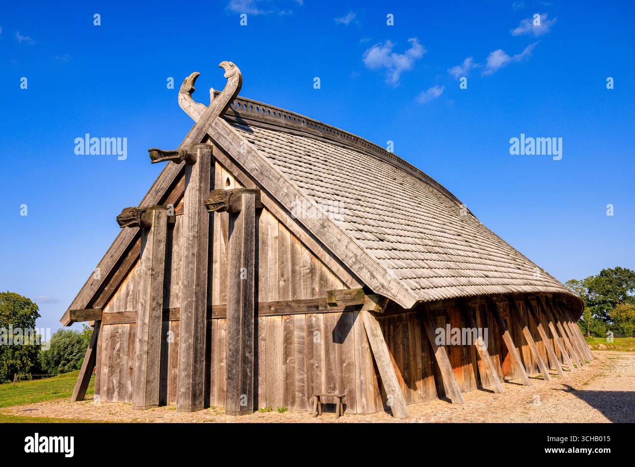 La più grande sala vichinga della Danimarca, Kongehallen, Lejre Land of Legends, Lejre, Danimarca Foto Stock