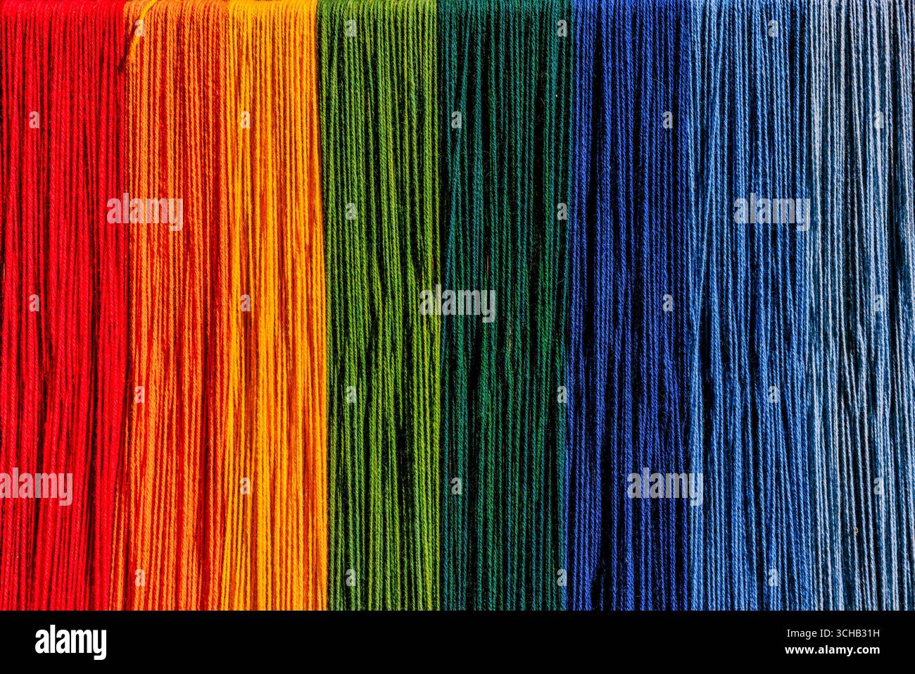 Vivaci filati di lana tinti naturalmente disposti in uno spettro arcobaleno, Danimarca Foto Stock