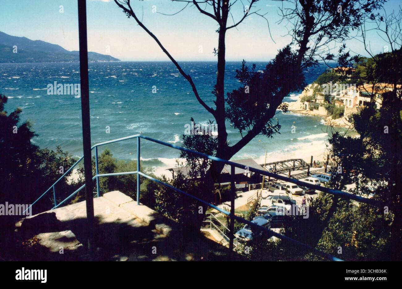 Der Campingplatz Scaglieri Village an der Bucht von Biodola auf der italienischen Mittelmeerinsel Elba Archivfoto vom settembre 1988. *** Il campeggio Scaglieri Village sulla baia di Biodola sull'Isola d'Elba del Mediterraneo Archivio foto da settembre 1988 Foto Stock