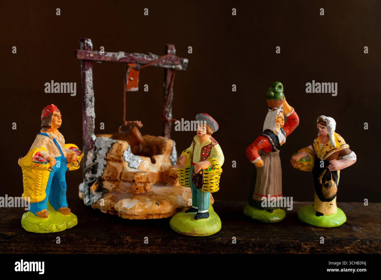 Le colorate statuine di Santons in terracotta provenzale mostrano personaggi impegnati in varie attività, tra cui artigiani, agricoltori e venditori del mercato Foto Stock