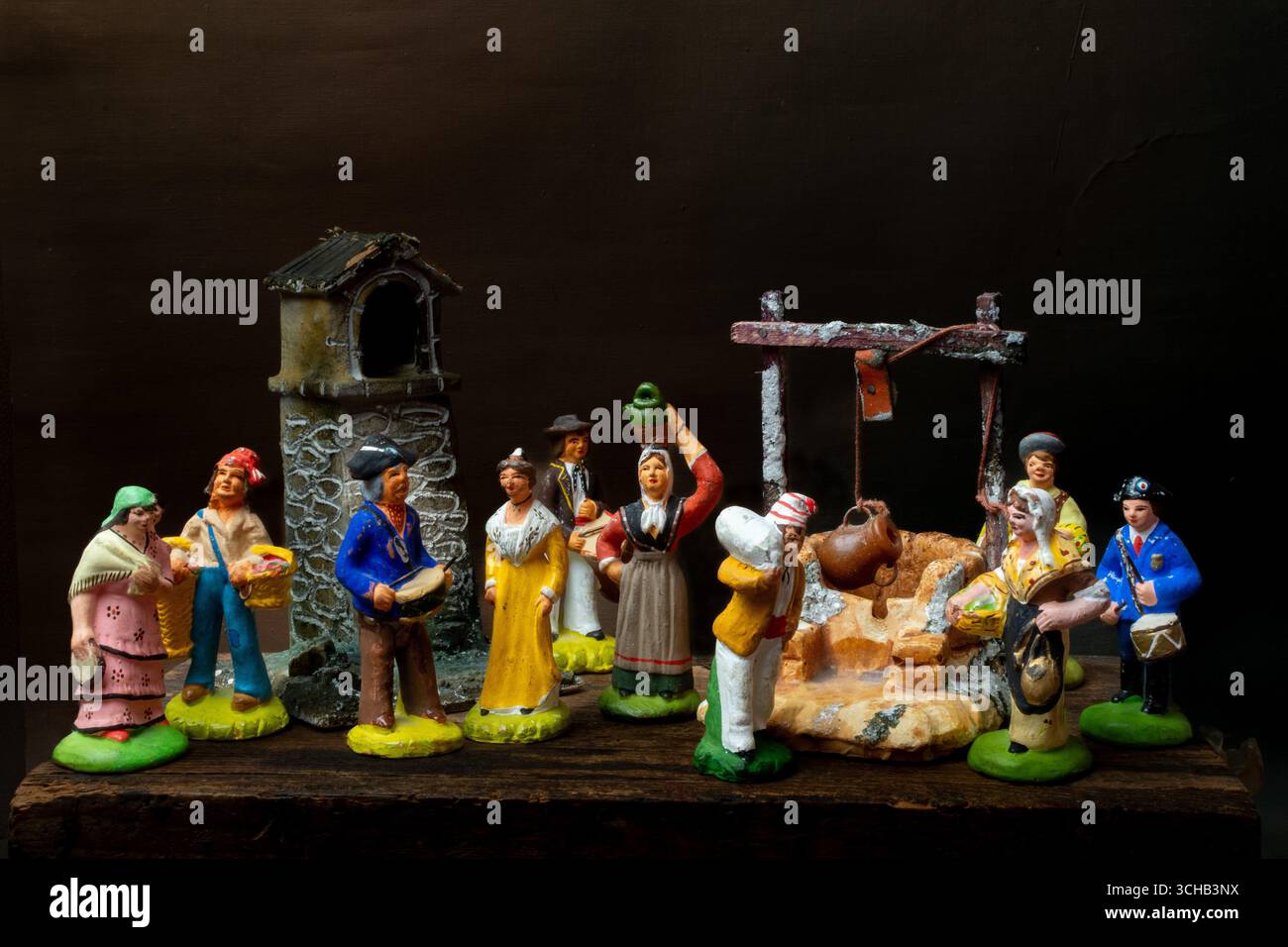 Le colorate statuine di Santons in terracotta provenzale mostrano personaggi impegnati in varie attività, tra cui artigiani, agricoltori e venditori del mercato Foto Stock