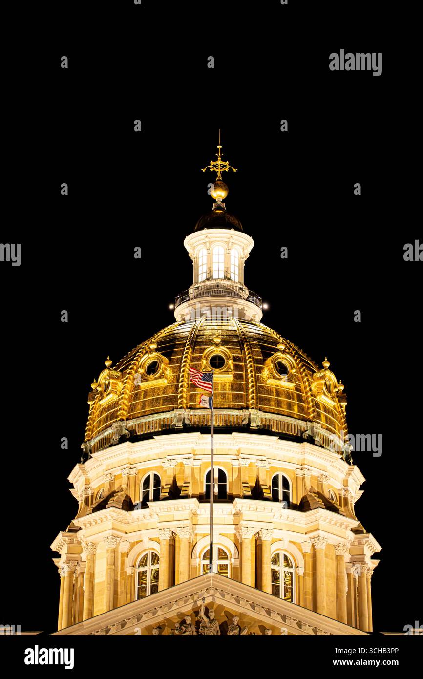 La cupola dorata illuminata di un palazzo del campidoglio di notte, che simboleggia il governo e il patrimonio culturale. Foto Stock