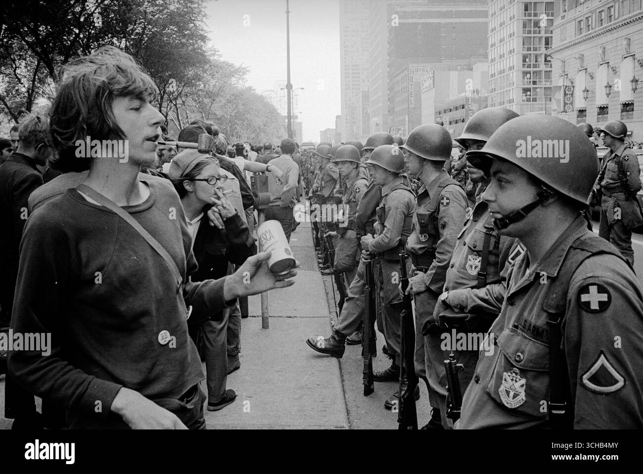 CHICAGO, USA - 26 agosto 1968 - gli hippy si trovano di fronte a una fila di soldati della Guardia Nazionale durante una protesta contro la guerra del Vietnam, attraverso Foto Stock