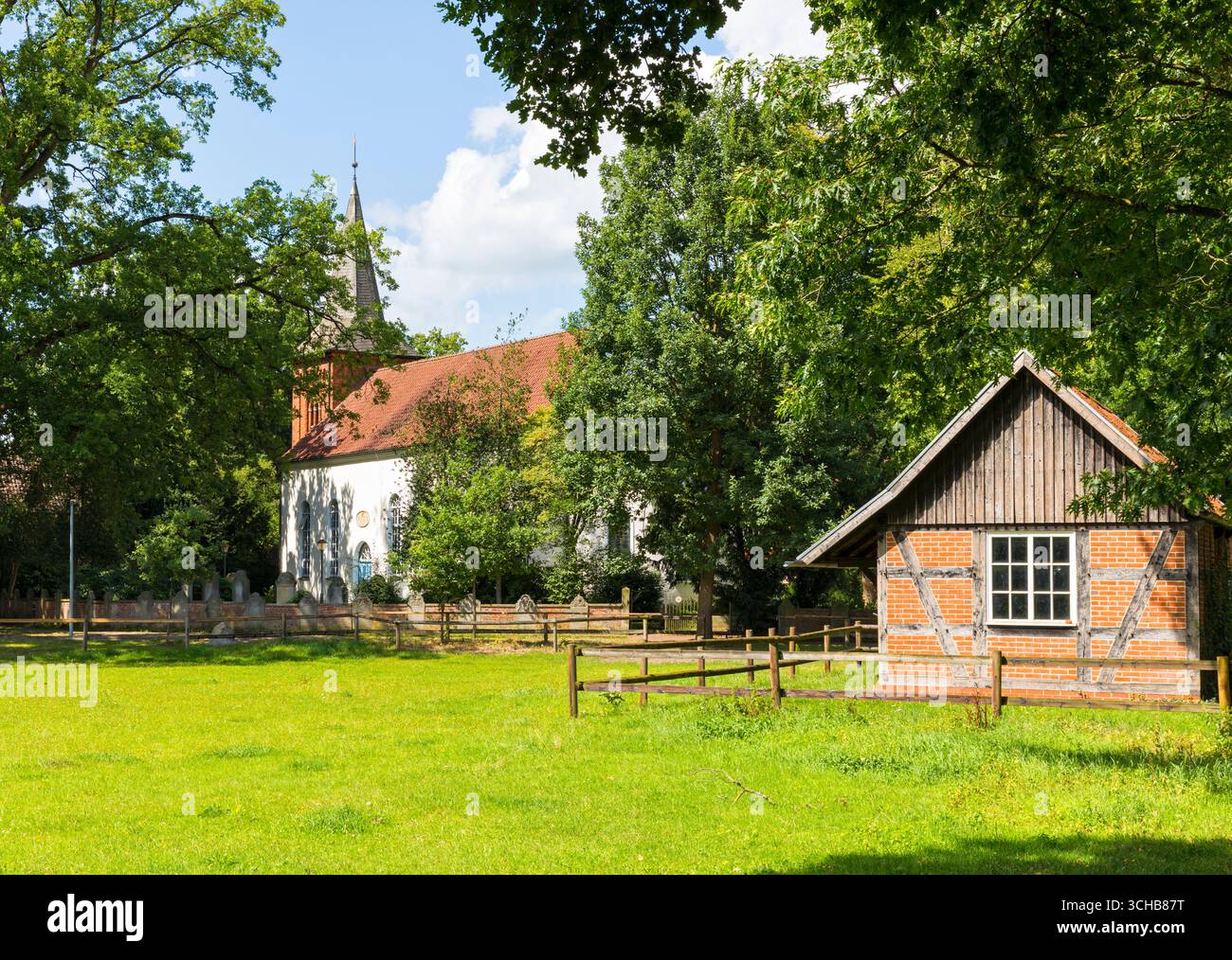 Chiesa, verde villaggio e storica caserma dei pompieri a Fischerhude, bassa Sassonia, Germania Foto Stock