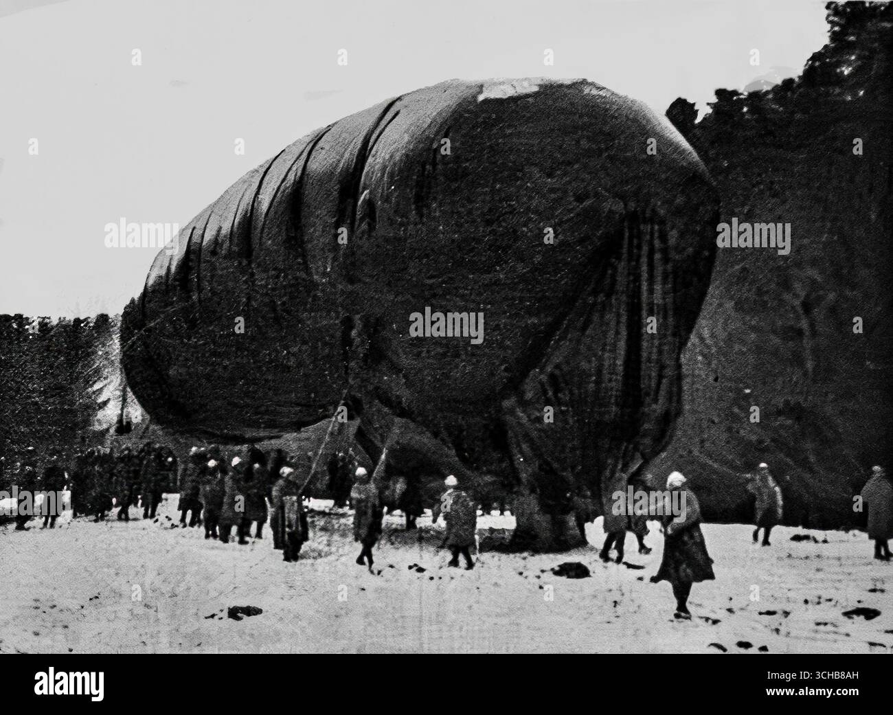 Foto d'archivio in bianco e nero da l'Illustration, 27 maggio 1916, che mostra un pallone d'osservazione francese noto come "saucisse" trattenuto dai soldati prima della sua ascesa. Il massiccio pallone cilindrico, rispetto a un “grande sauriano”, era uno strumento essenziale di ricognizione durante la prima guerra mondiale. Erano necessari grandi equipaggi di terra per gestire le corde, stabilizzare il pallone e preparare il cestino dell'osservatore per lo schieramento sul campo di battaglia. Foto Stock