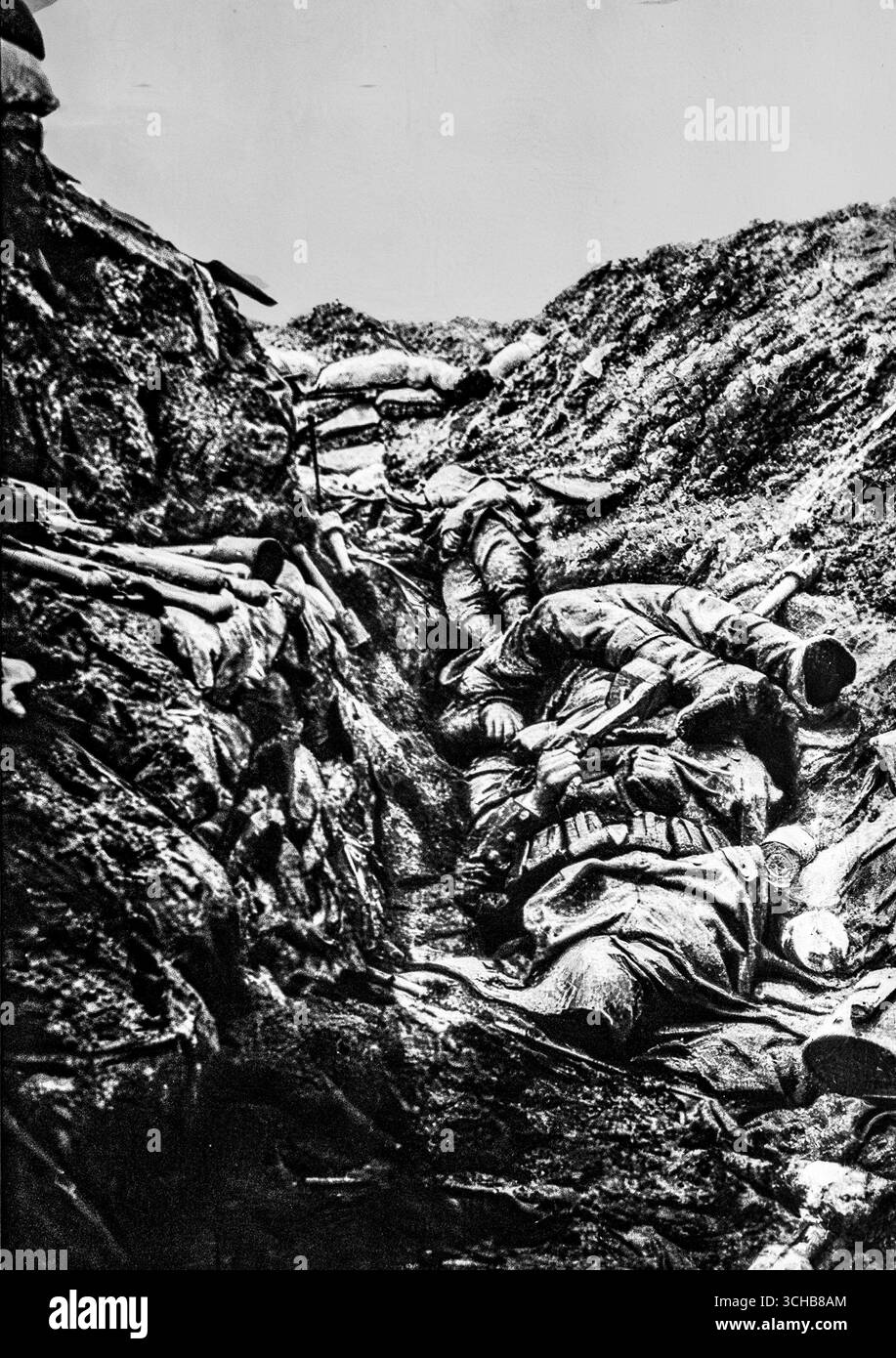 I soldati francesi sono morti in una trincea catturata sulla collina 295, riconquistata ai tedeschi nell'aprile 1916 durante la battaglia di Verdun. Pubblicata su l'Illustration, questa foto in bianco e nero mostra il costo brutale della guerra di trincea, con cadaveri tra fucili, granate e sacchi di sabbia. L'immagine riflette il devastante bilancio umano della prima guerra mondiale, illustrando le condizioni del fronte occidentale e la feroce lotta per il controllo in una delle battaglie più sanguinose della storia. Foto Stock