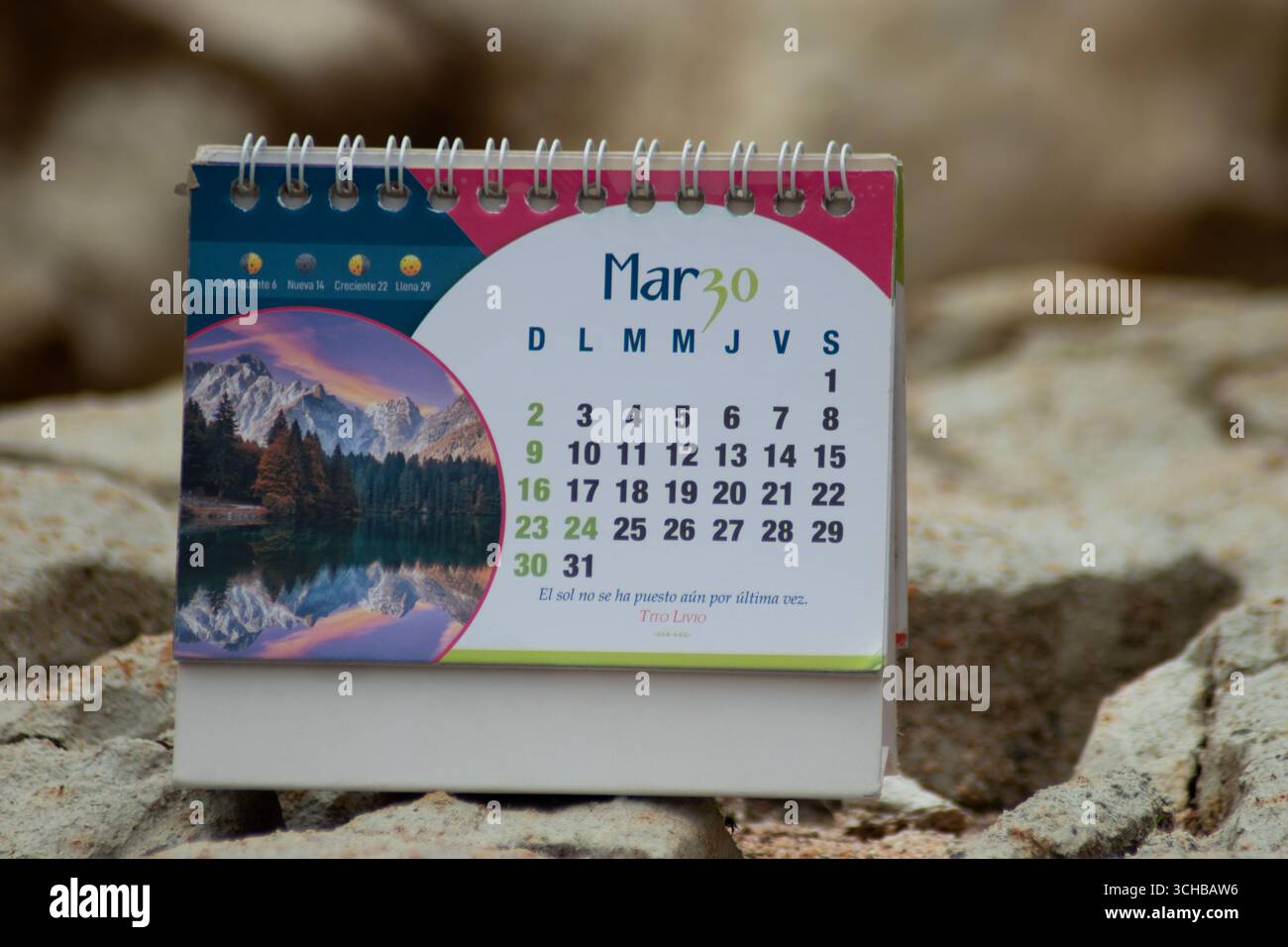 Calendario generale 📌 Título Desk con pagine mensili e immagini ispiratrici Foto Stock