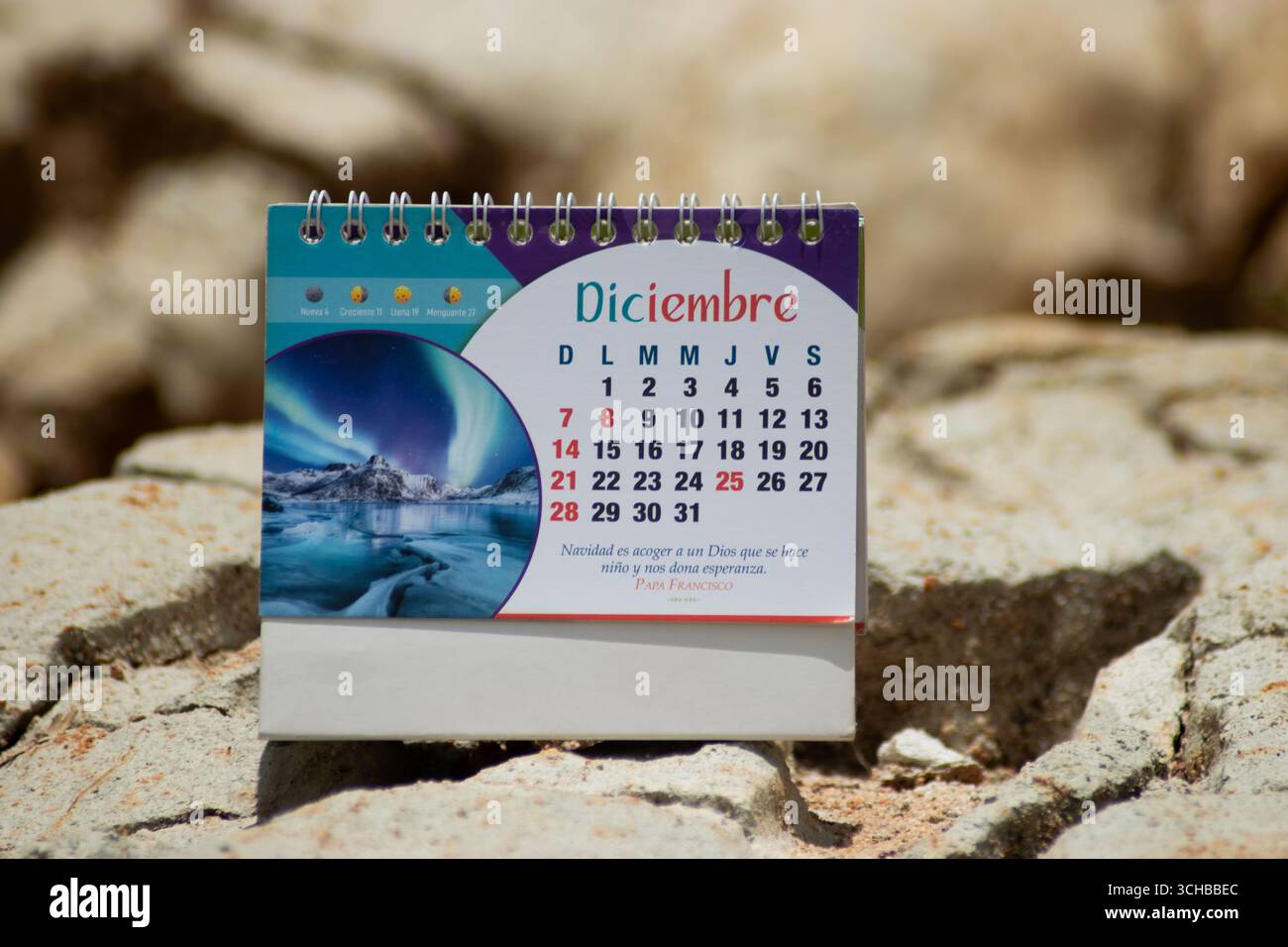 Calendario generale 📌 Título Desk con pagine mensili e immagini ispiratrici Foto Stock