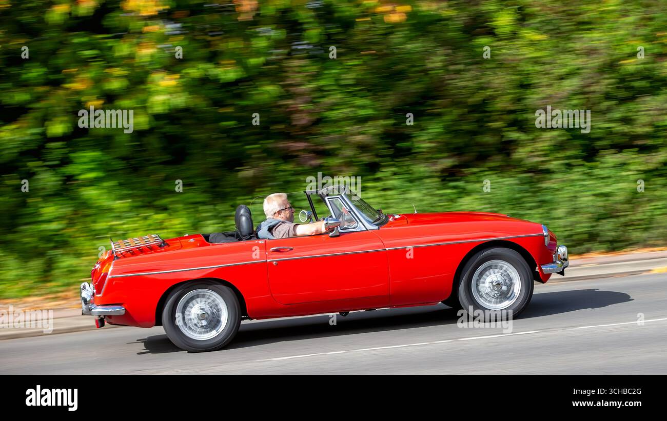 Milton Keynes, Bucks, Regno Unito - 31 agosto 2025: 1970 auto rossa classica britannica MGB su una strada britannica Foto Stock
