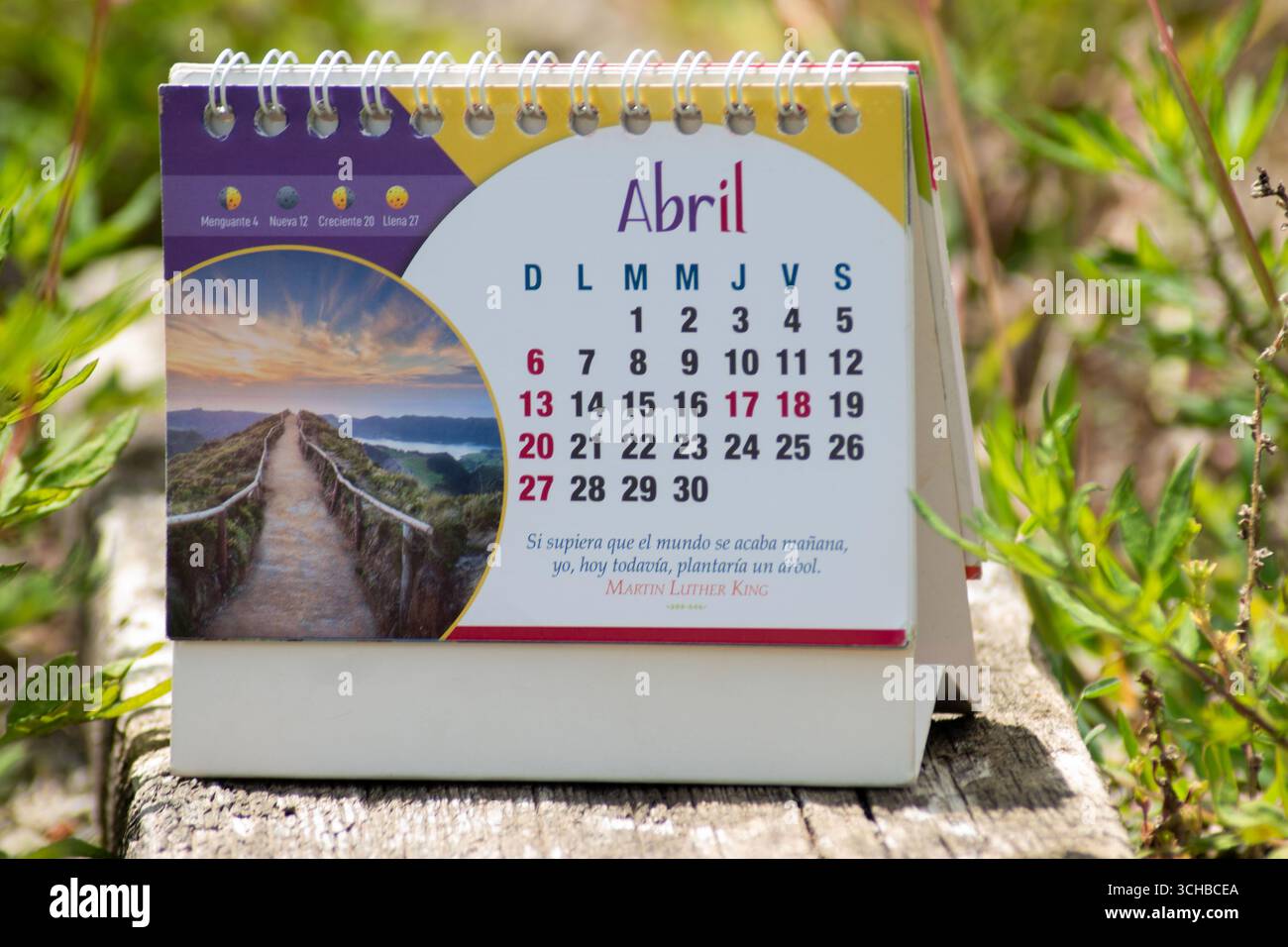 Calendario generale 📌 Título Desk con pagine mensili e immagini ispiratrici Foto Stock