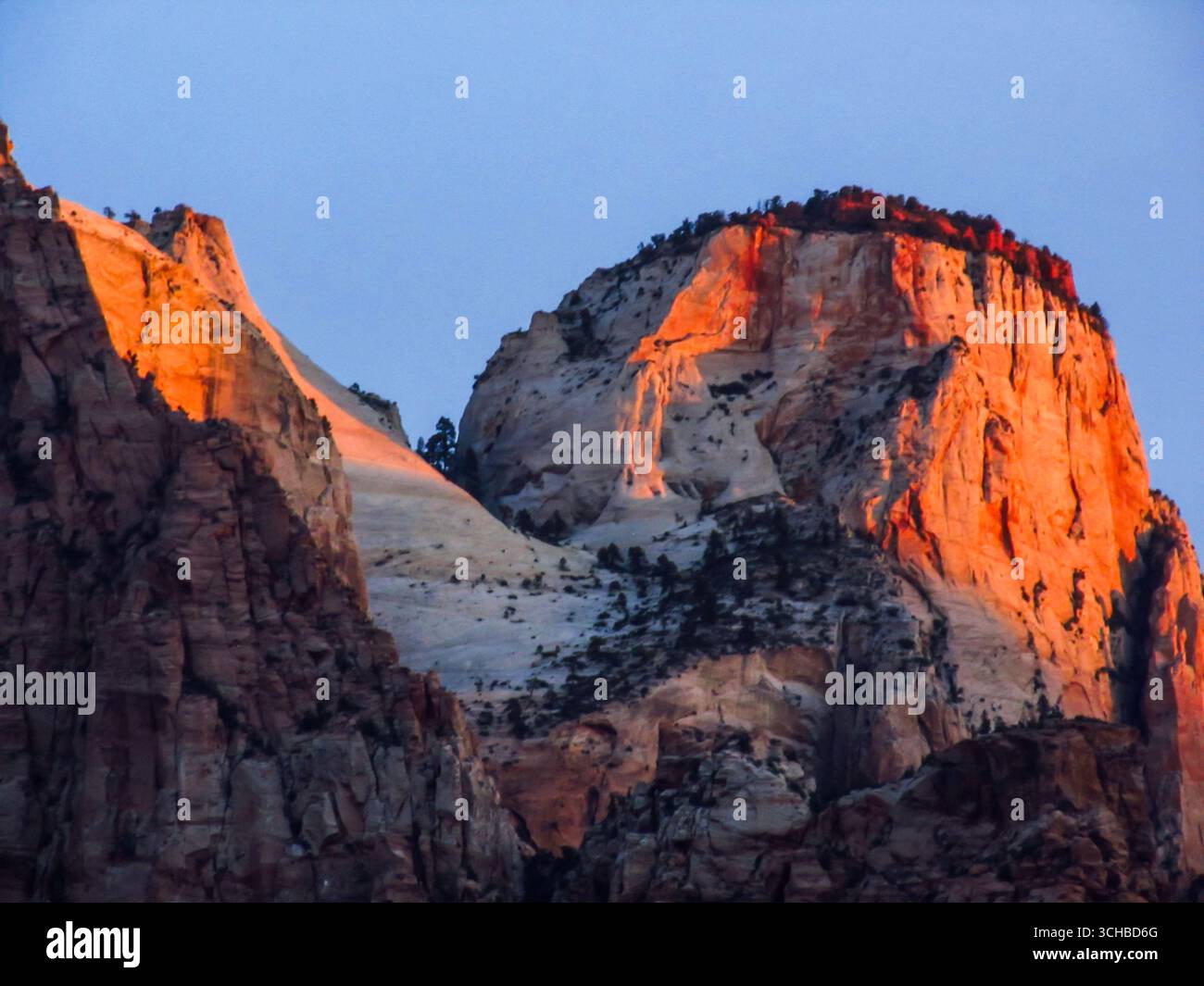 L'alterazione del sacrificio, una delle cime del Parco Nazionale di Zion, nella luce dorata dell'Alba. Foto Stock