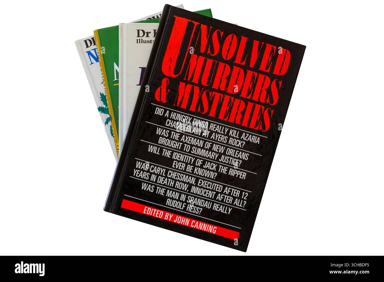 Una selezione di libri rilegati con un libro Unsolved Murders & Mysteries edito da John Canning in alto isolato su sfondo bianco Foto Stock
