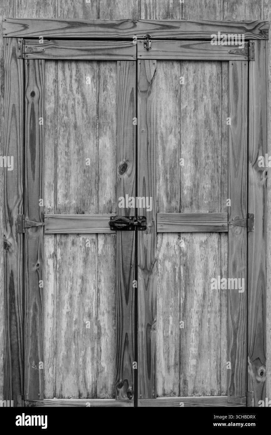 Un vecchio capannone di legno a doppia porta. Foto Stock