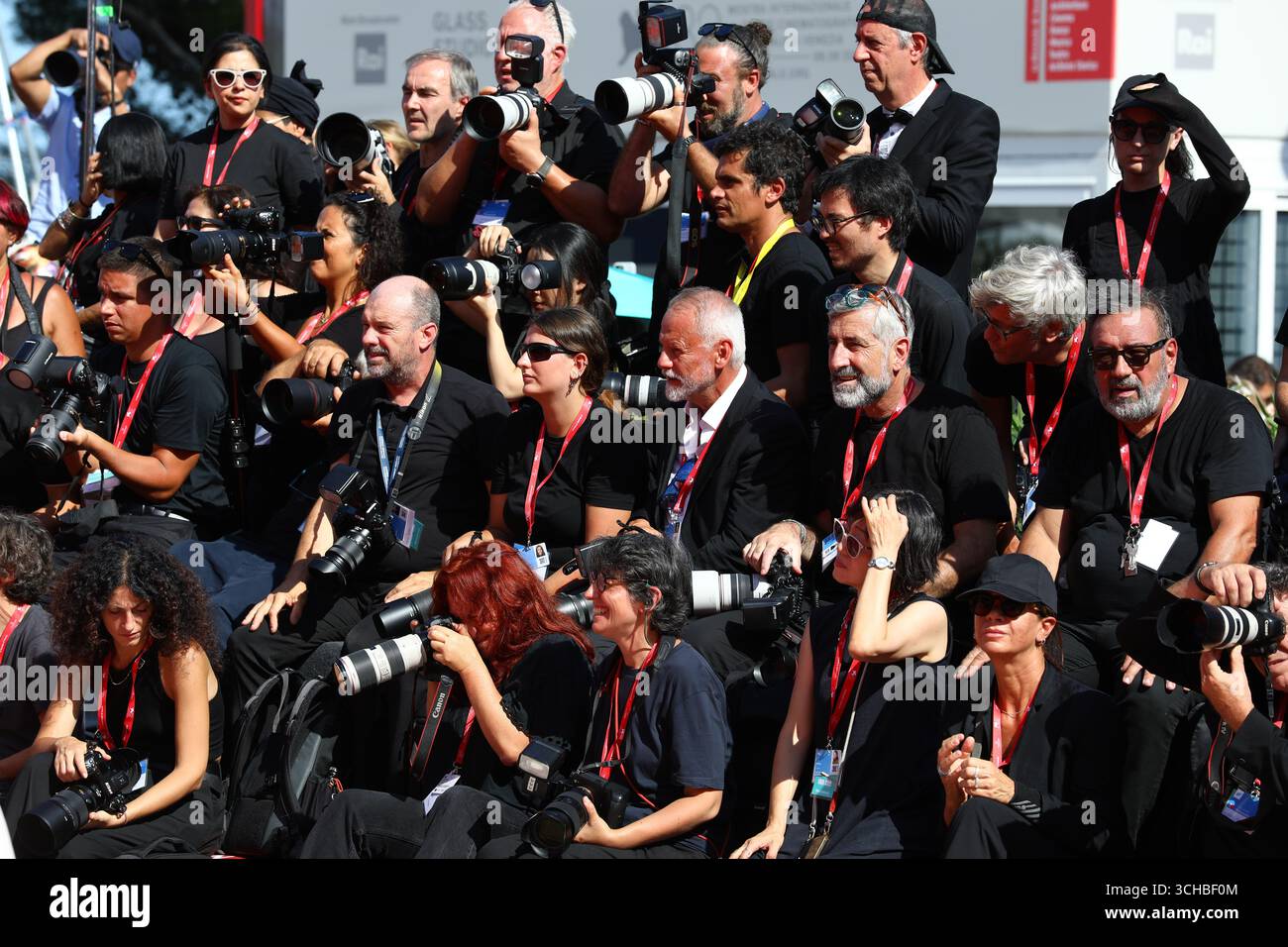 1 settembre 2025, Venezia, Veneto, Italia: Fotografi ufficiali sotto il sole duro per il tappeto rosso per la proiezione di 'il Testamento di Ann Lee' alla 82a Mostra del Cinema di Venezia al Lido di Venezia. (Credit Image: © Mickael Chavet/ZUMA Press Wire) SOLO PER USO EDITORIALE! Non per USO commerciale! Foto Stock