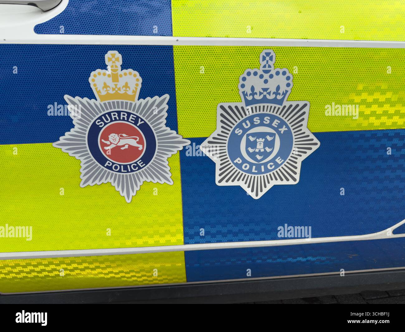 Logo della polizia del Surrey Sussex - Immagine stock catturata con smartphone
